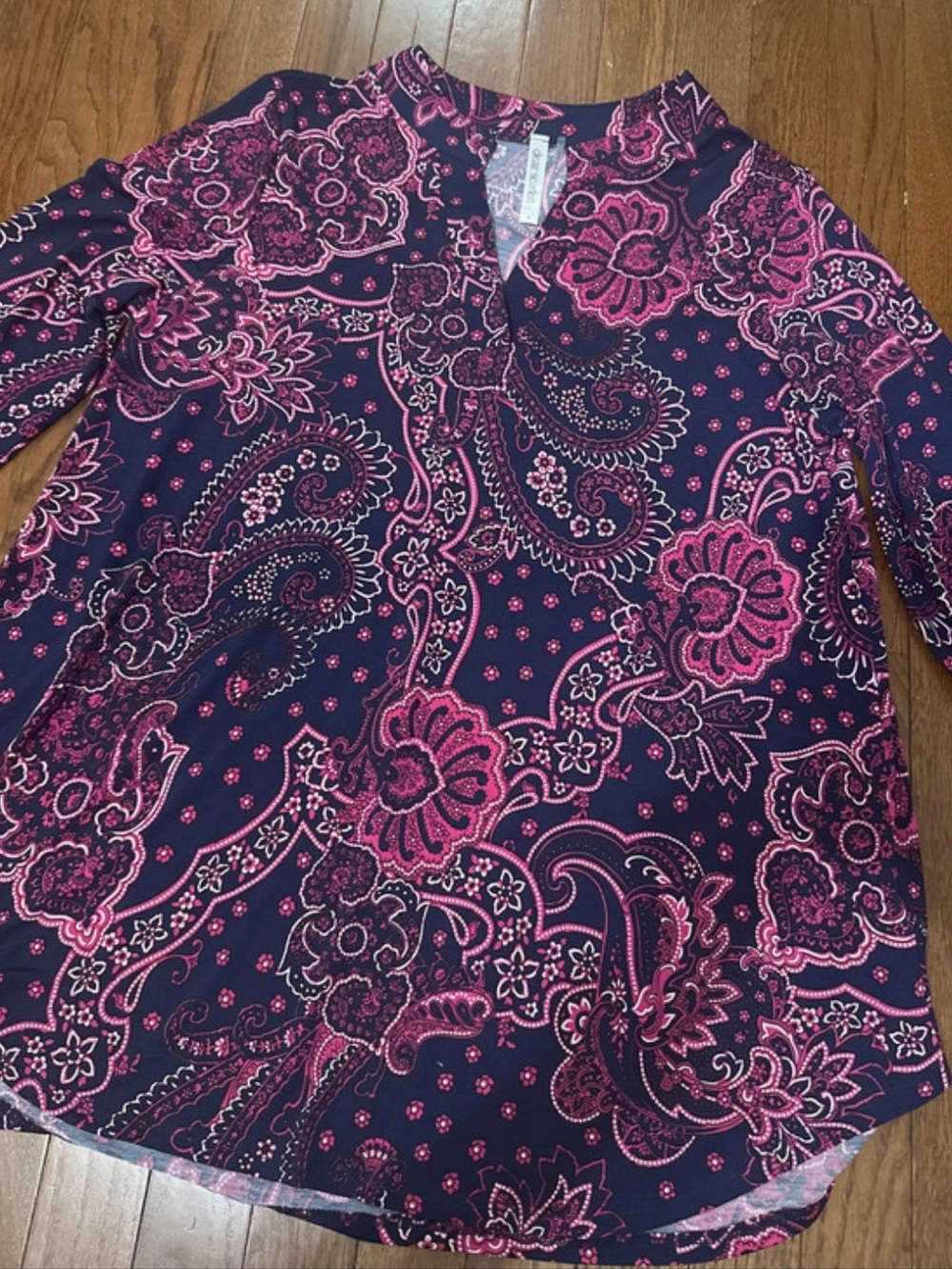 Dear Scarlett Wrinkle-Free Navy and Pink Paisley Top Size Medium
